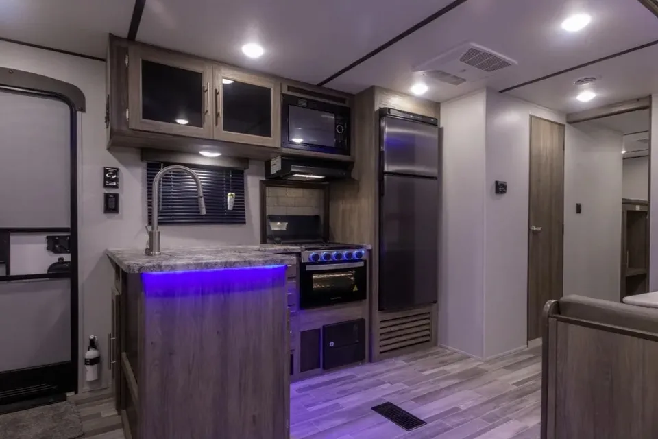 ποΈ CrossRoads Zinger ZR328SB β Your Spacious Home Away From Home!