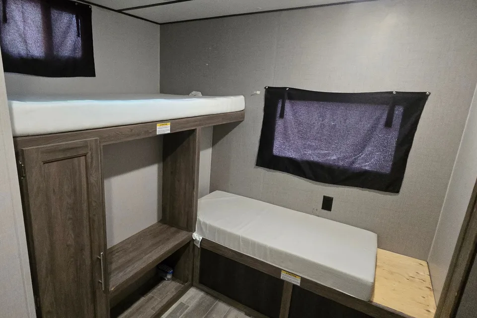 ποΈ CrossRoads Zinger ZR328SB β Your Spacious Home Away From Home!
