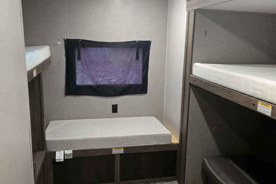 ποΈ CrossRoads Zinger ZR328SB β Your Spacious Home Away From Home!