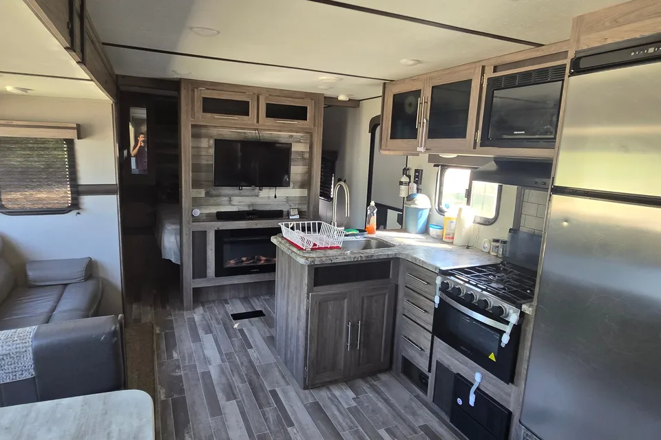 ποΈ CrossRoads Zinger ZR328SB β Your Spacious Home Away From Home!