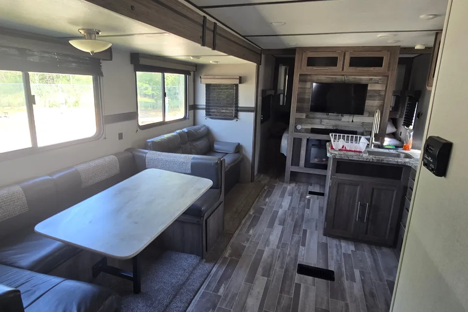 ποΈ CrossRoads Zinger ZR328SB β Your Spacious Home Away From Home!
