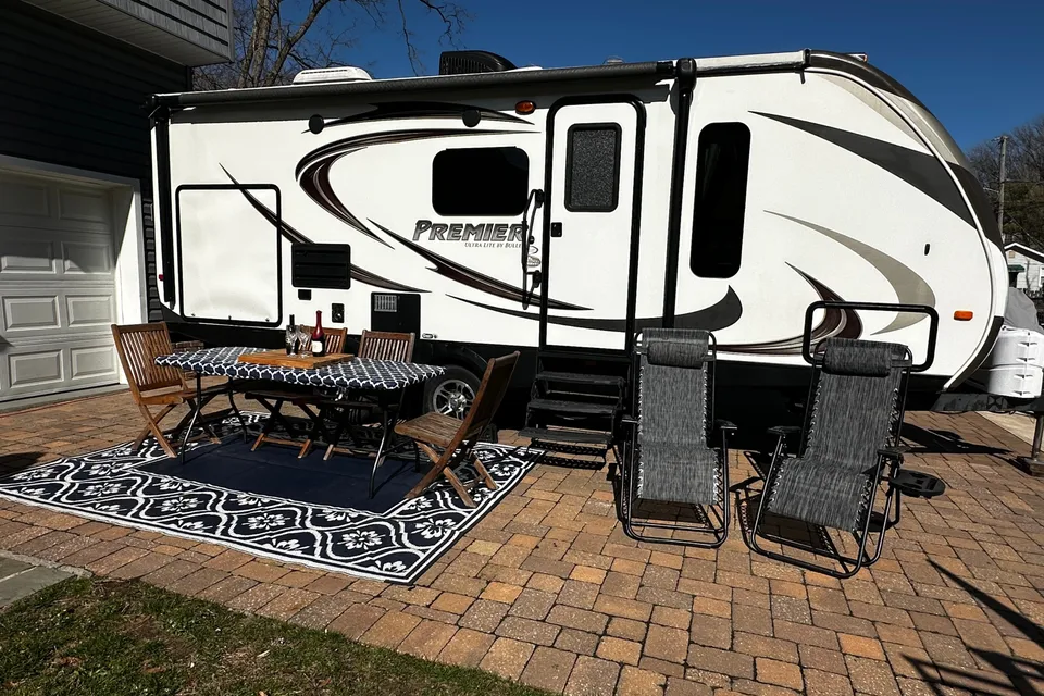 Rolling Retreat Keystone Bullet Premier Travel Trailer