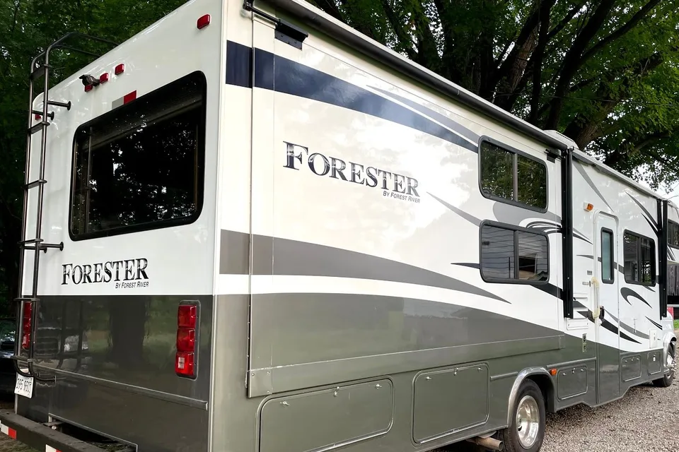 Neamu Farm Forest River 3171DS Ford Class C
