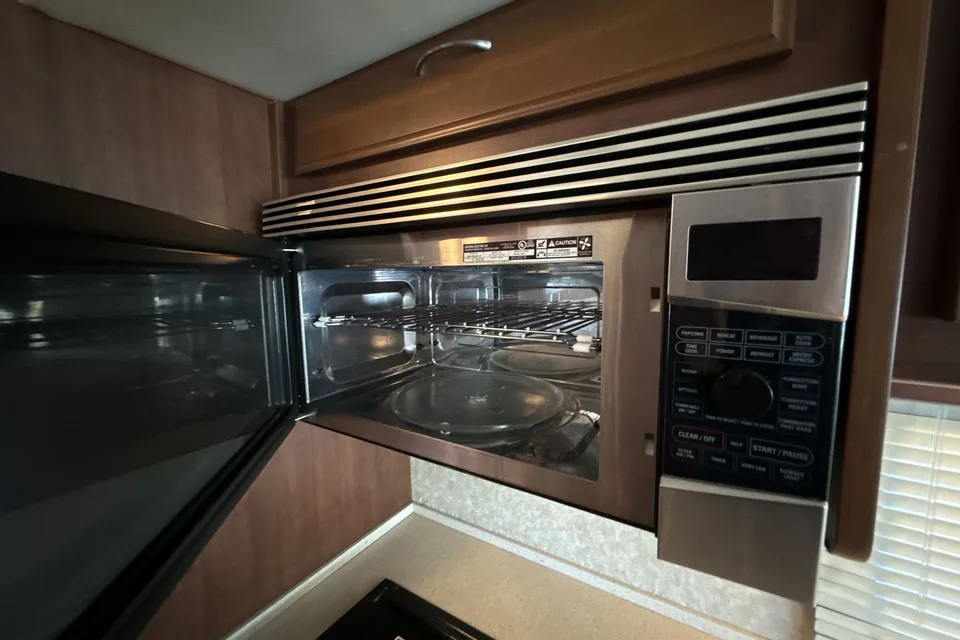 Starlink WiFi + Optional Voice Control - Sleeps 6 - 34' Bounder
