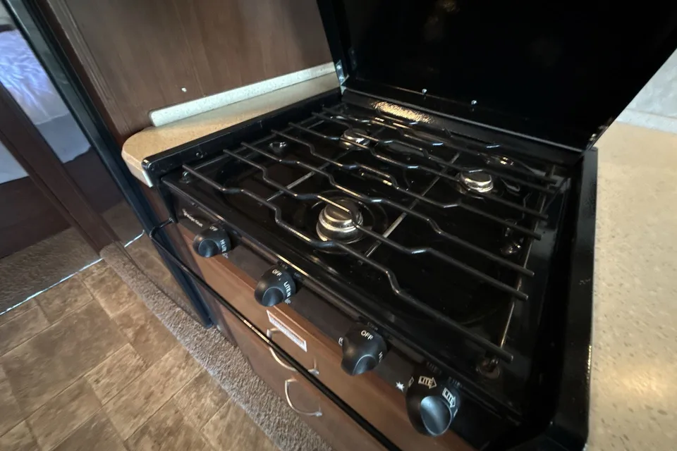 Starlink WiFi + Optional Voice Control - Sleeps 6 - 34' Bounder