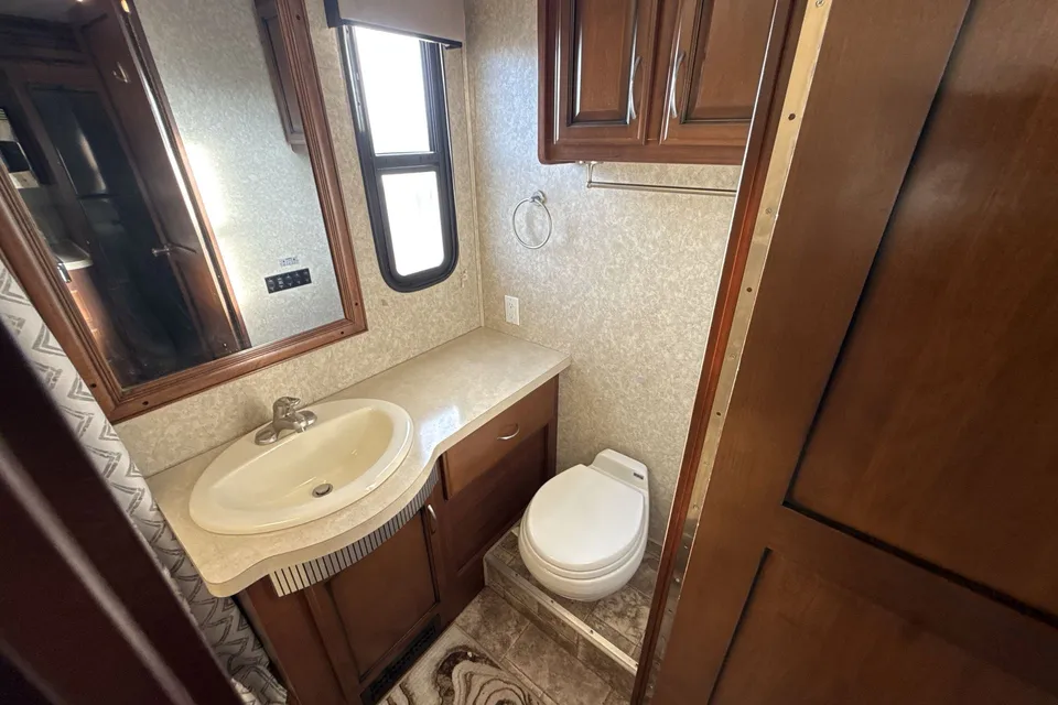 Starlink WiFi + Optional Voice Control - Sleeps 6 - 34' Bounder