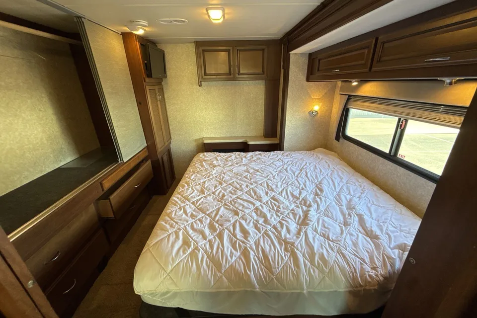 Starlink WiFi + Optional Voice Control - Sleeps 6 - 34' Bounder