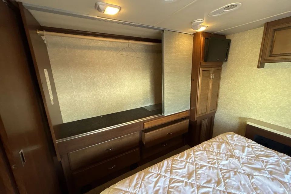 Starlink WiFi + Optional Voice Control - Sleeps 6 - 34' Bounder