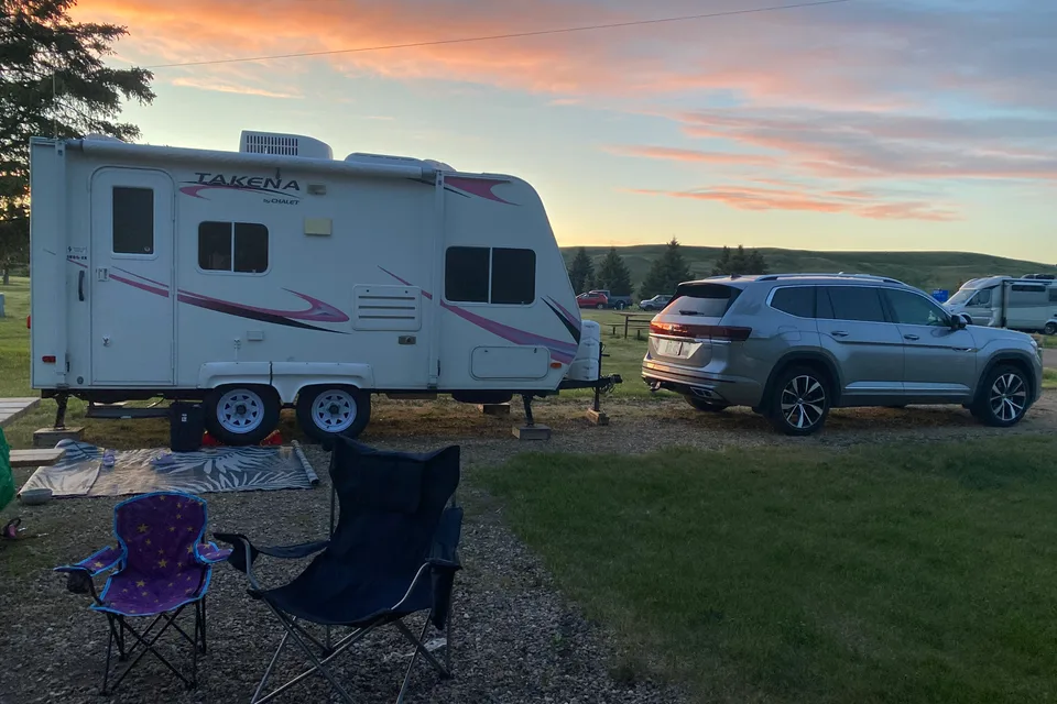 Dual-Axel Easy-Tow Single-Slide Compact Takena 1865-EX Travel Trailer