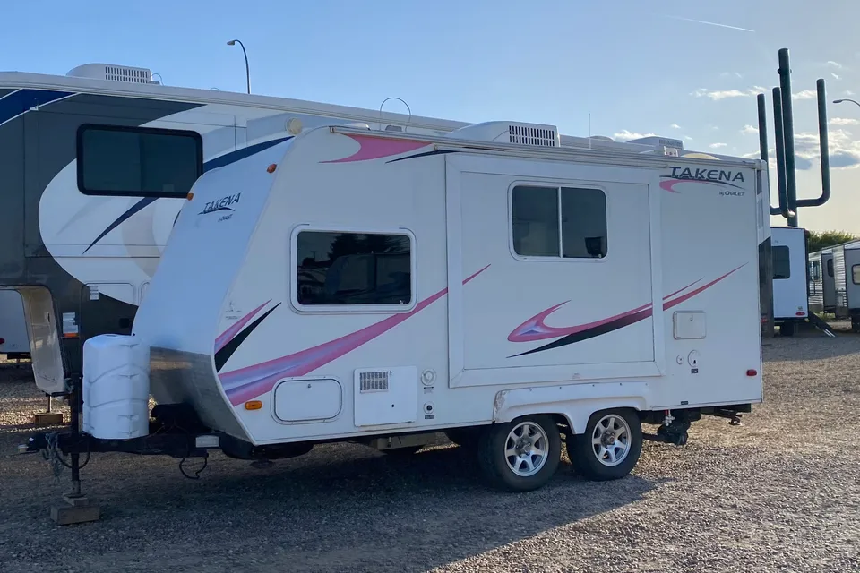 Dual-Axel Easy-Tow Single-Slide Compact Takena 1865-EX Travel Trailer