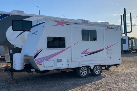 Dual-Axel Easy-Tow Single-Slide Compact Takena 1865-EX Travel Trailer