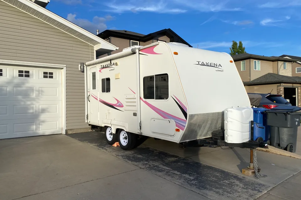Dual-Axel Easy-Tow Single-Slide Compact Takena 1865-EX Travel Trailer