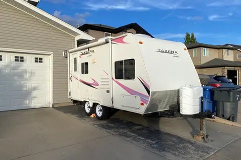Dual-Axel Easy-Tow Single-Slide Compact Takena 1865-EX Travel Trailer