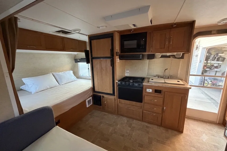 Dual-Axel Easy-Tow Single-Slide Compact Takena 1865-EX Travel Trailer