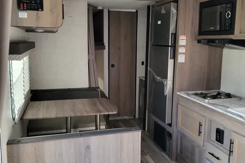 Jordan's Gulf Stream Kingsport 248bh Travel Trailer