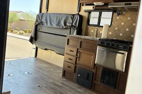 Pacific Coachworks 21fs Toy Hauler