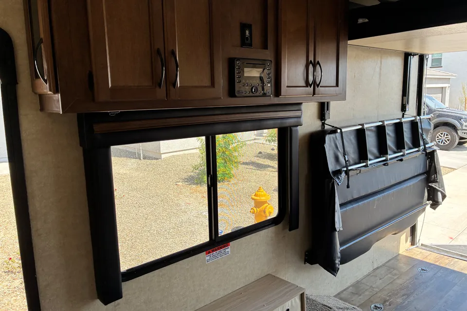 Pacific Coachworks 21fs Toy Hauler