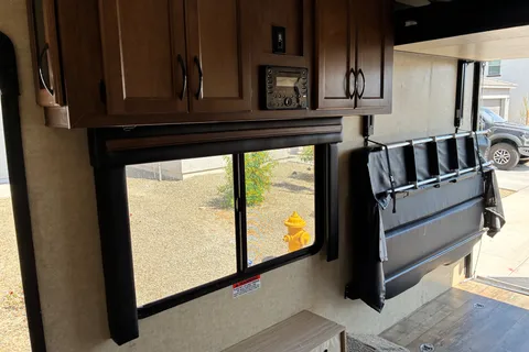Pacific Coachworks 21fs Toy Hauler