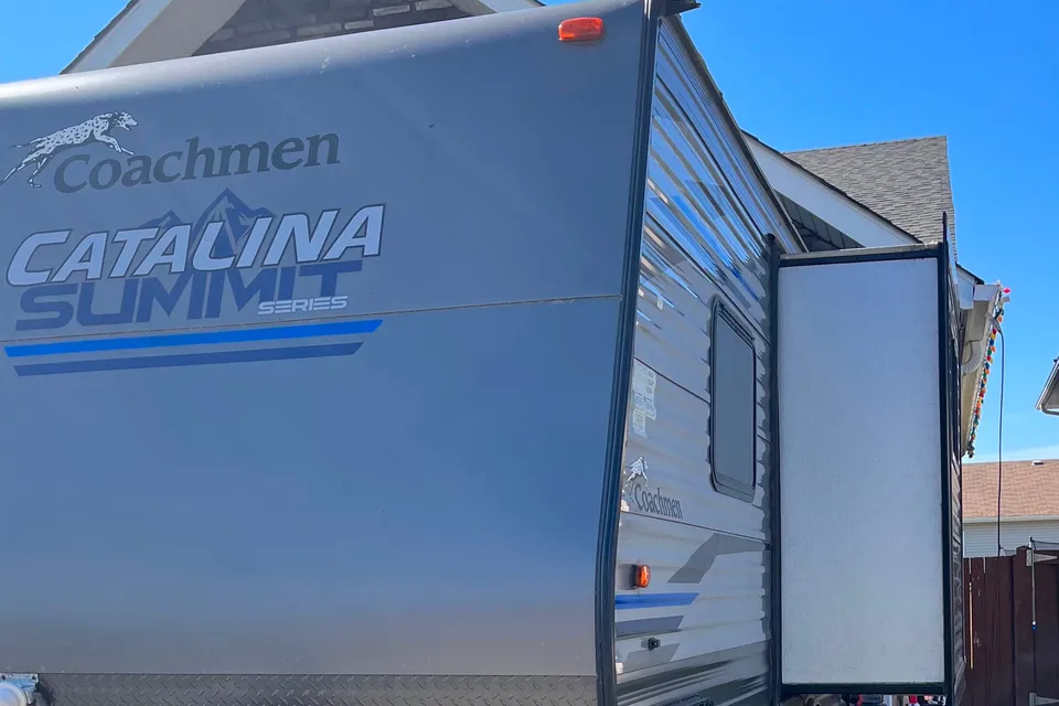 2019 Coachmen- Catalina Summit Travel Trailer