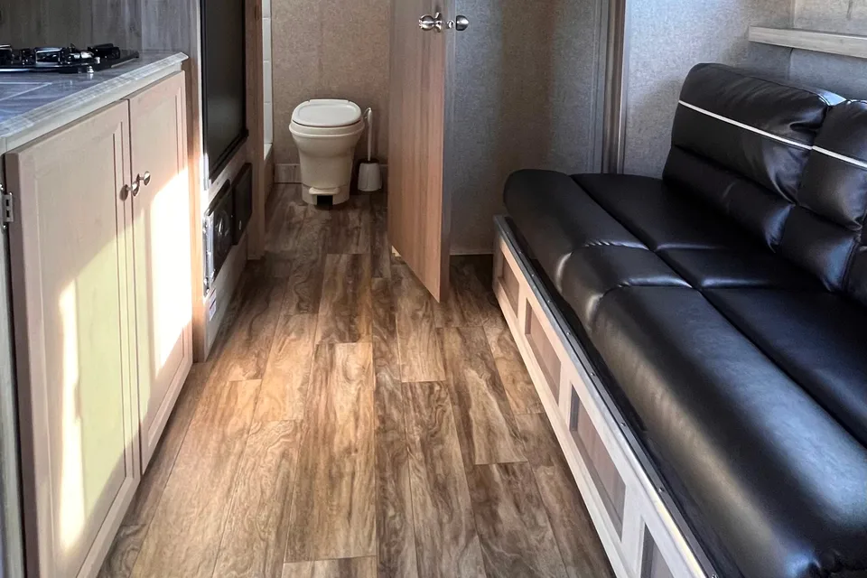 2019 Coachmen- Catalina Summit Travel Trailer
