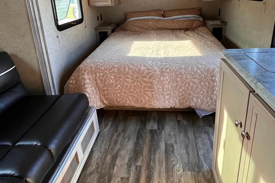 2019 Coachmen- Catalina Summit Travel Trailer