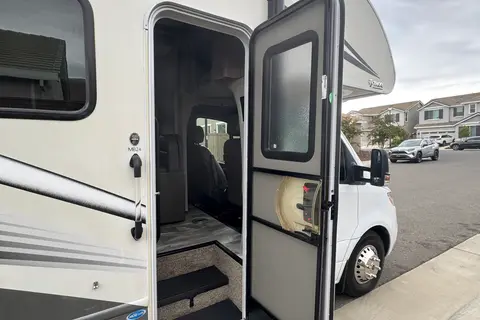 Luxurious family friendly, pet friendly Thor Motor Coach Quantum Class C