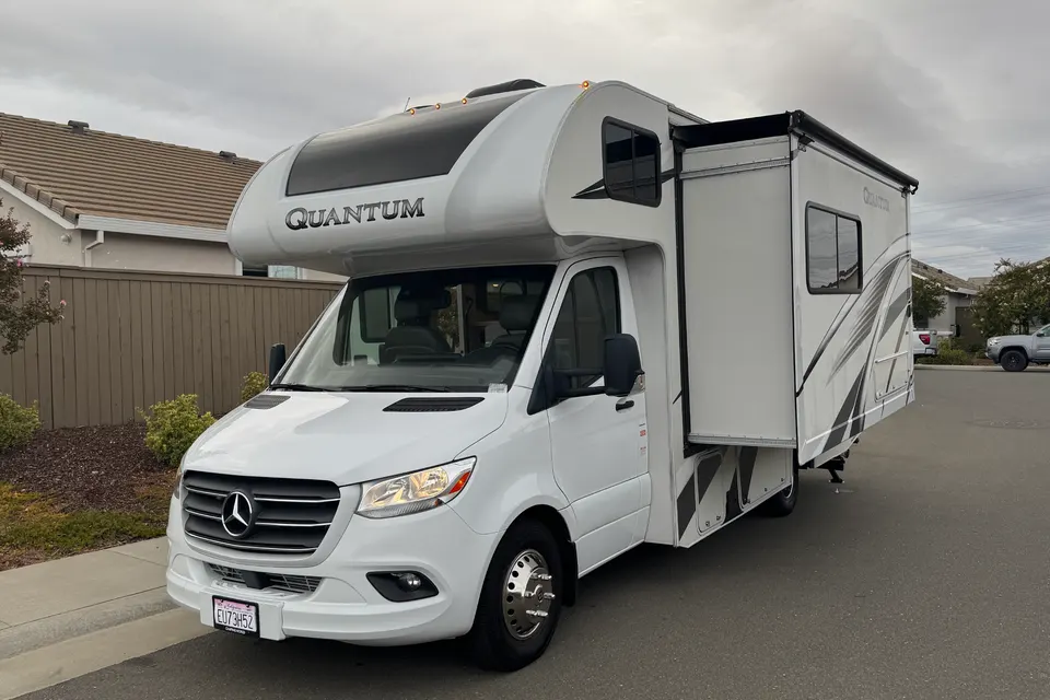 Luxurious family friendly, pet friendly Thor Motor Coach Quantum Class C