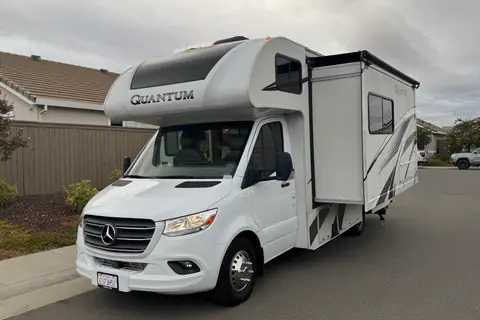 Luxurious family friendly, pet friendly Thor Motor Coach Quantum Class C