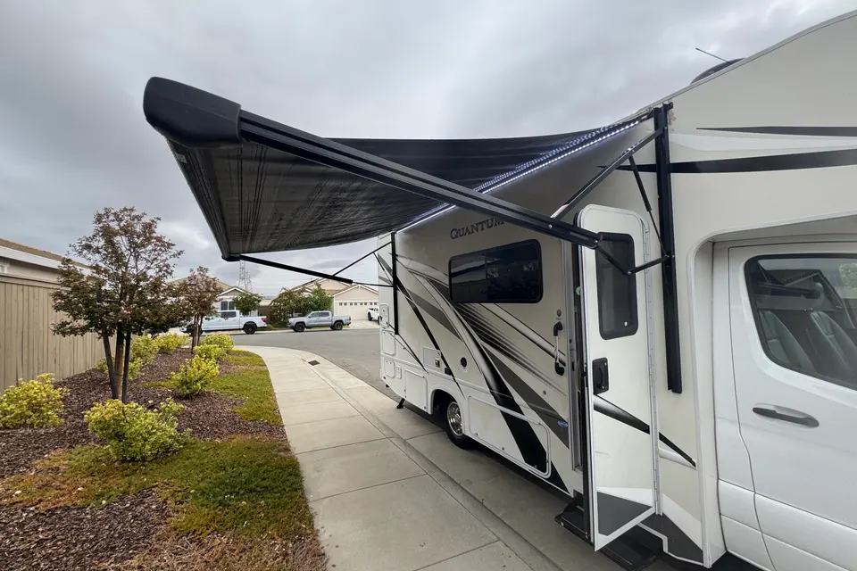 Luxurious family friendly, pet friendly Thor Motor Coach Quantum Class C