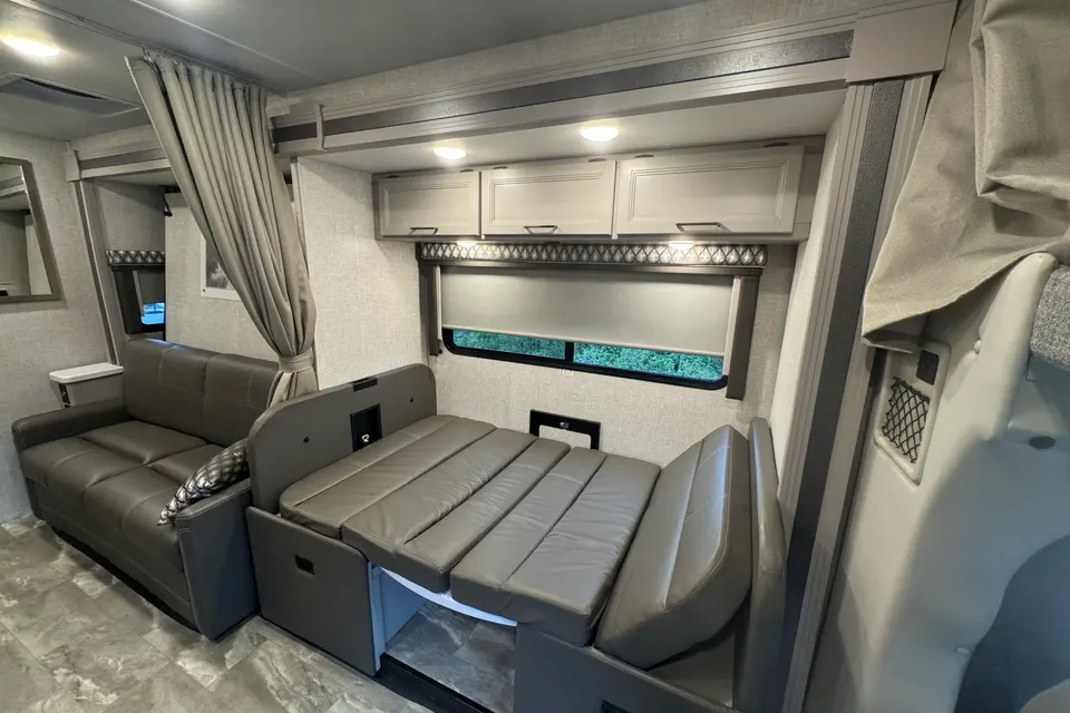 Luxurious family friendly, pet friendly Thor Motor Coach Quantum Class C