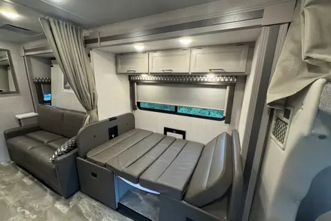 Luxurious family friendly, pet friendly Thor Motor Coach Quantum Class C
