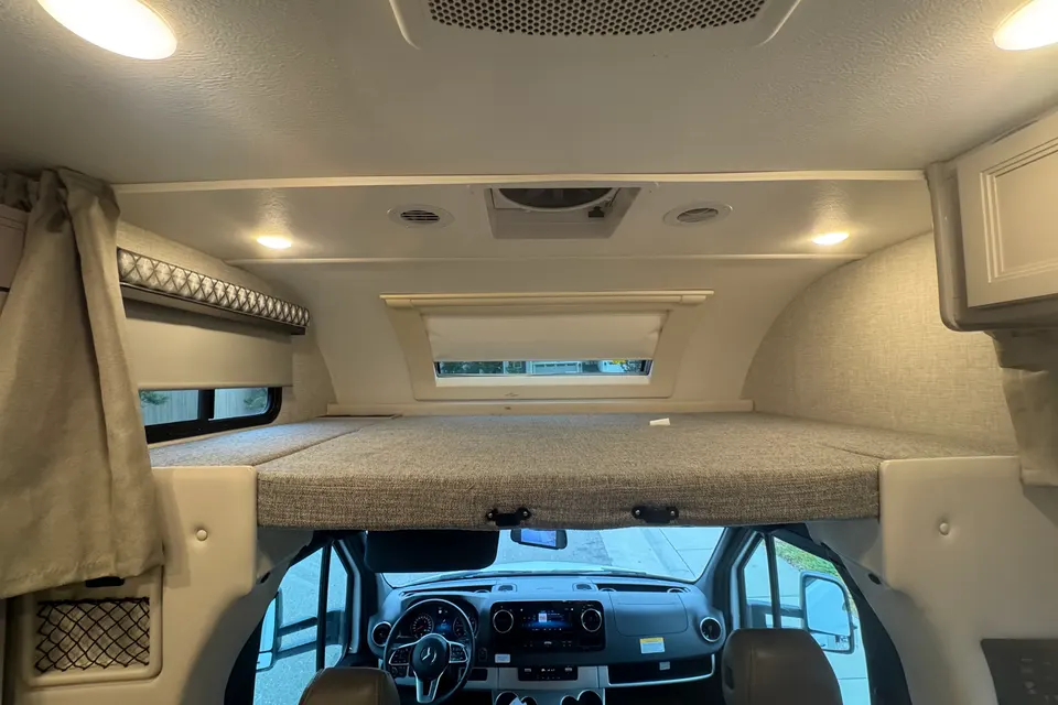 Luxurious family friendly, pet friendly Thor Motor Coach Quantum Class C