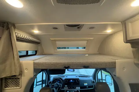 Luxurious family friendly, pet friendly Thor Motor Coach Quantum Class C