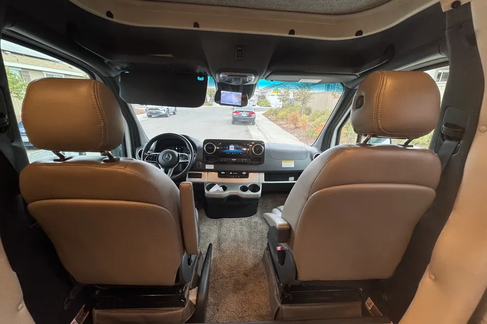 Luxurious family friendly, pet friendly Thor Motor Coach Quantum Class C