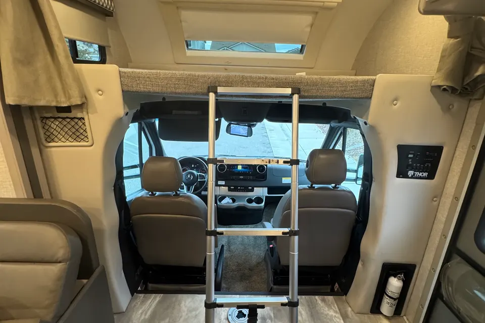 Luxurious family friendly, pet friendly Thor Motor Coach Quantum Class C
