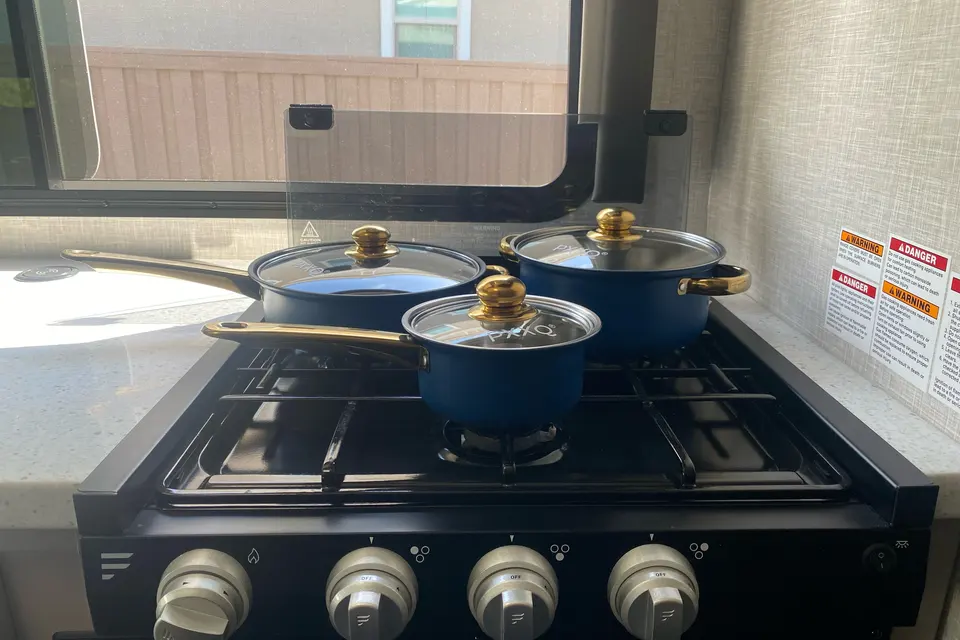 Luxurious family friendly, pet friendly Thor Motor Coach Quantum Class C