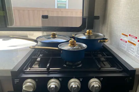 Luxurious family friendly, pet friendly Thor Motor Coach Quantum Class C