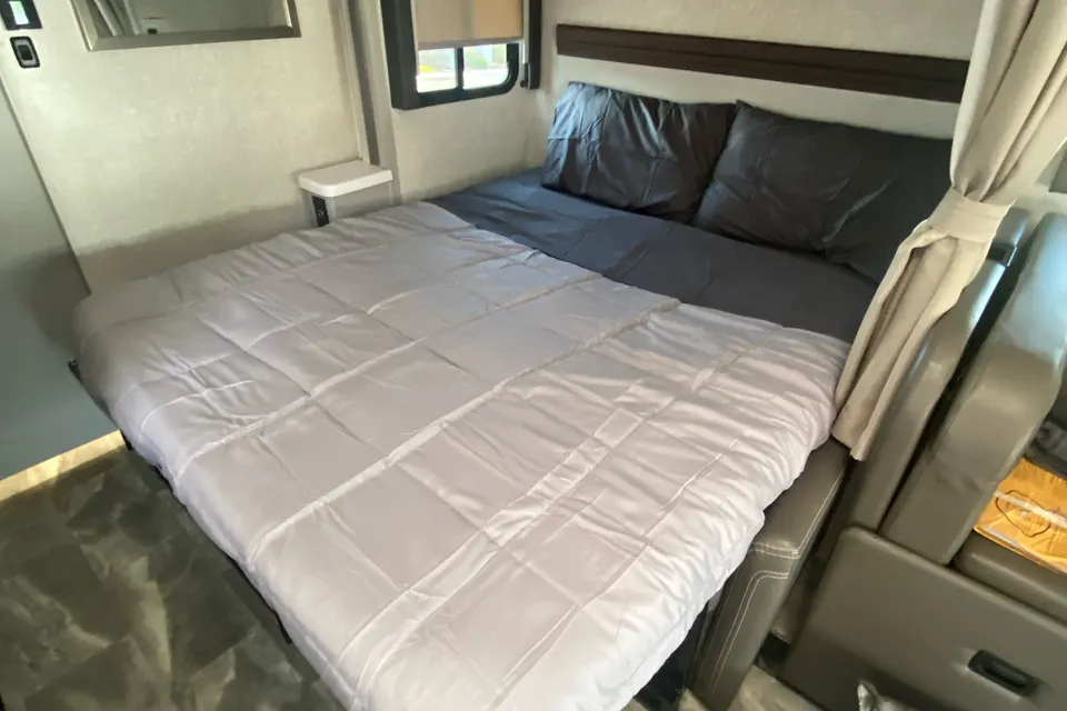Luxurious family friendly, pet friendly Thor Motor Coach Quantum Class C