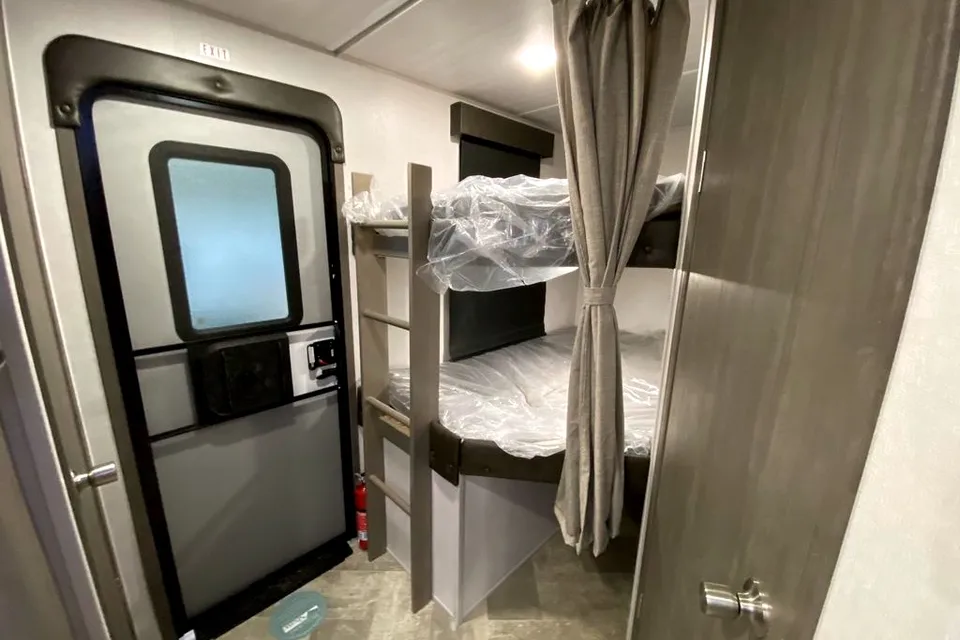 East to West 2800 KBH Travel Trailer