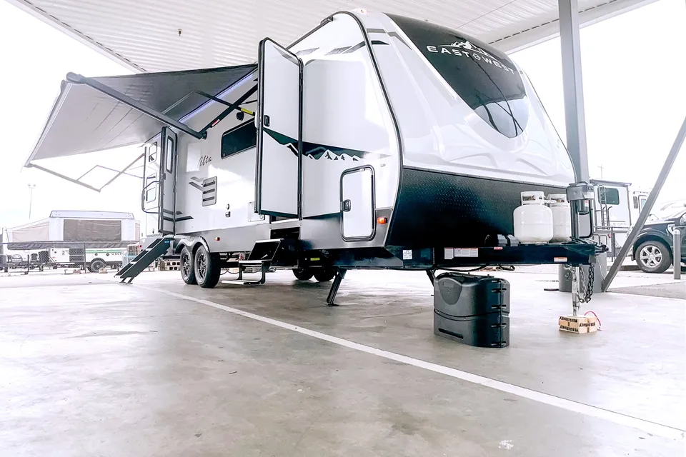 East to West 2800 KBH Travel Trailer