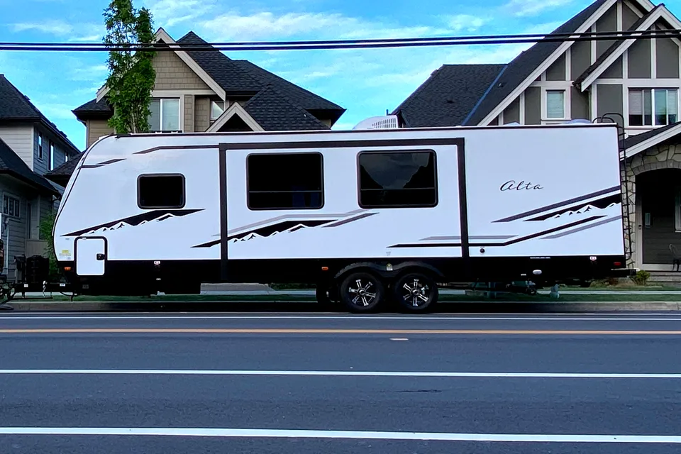 East to West 2800 KBH Travel Trailer