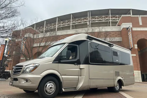 John's Leisure Travel Vans Unity Fx Class B