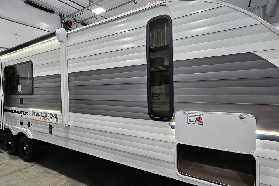 Salem 26 ICE (ICE2). 33 ft, Travel trailer Sleeps 8