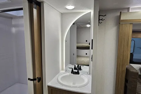 Salem 26 ICE (ICE2). 33 ft, Travel trailer Sleeps 8