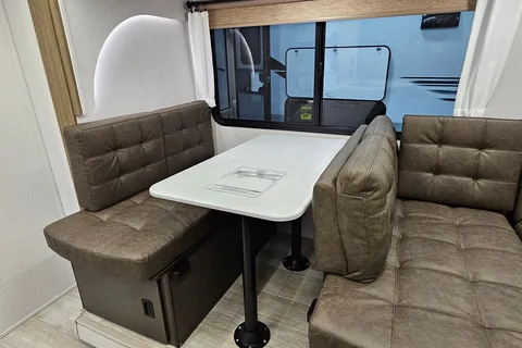 Salem 26 ICE (ICE2). 33 ft, Travel trailer Sleeps 8
