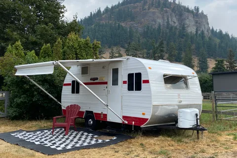 Cracklin’ Rosie 17 foot Retro Travel Trailer