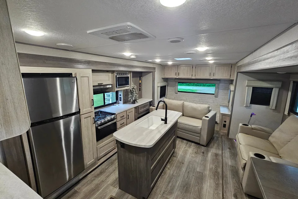 Adam's Catalina legacy 28fds Travel Trailer