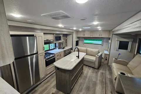 Adam's Catalina legacy 28fds Travel Trailer