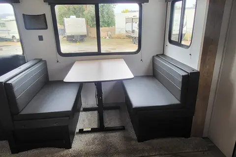  Rv Rentals Way Of Life's Family Special, 2-Bed/2-Bath 335BHSWE Travel Trailer S2