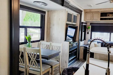 Keystone Avalanche - Fully Equipped Luxury 5th Wheel